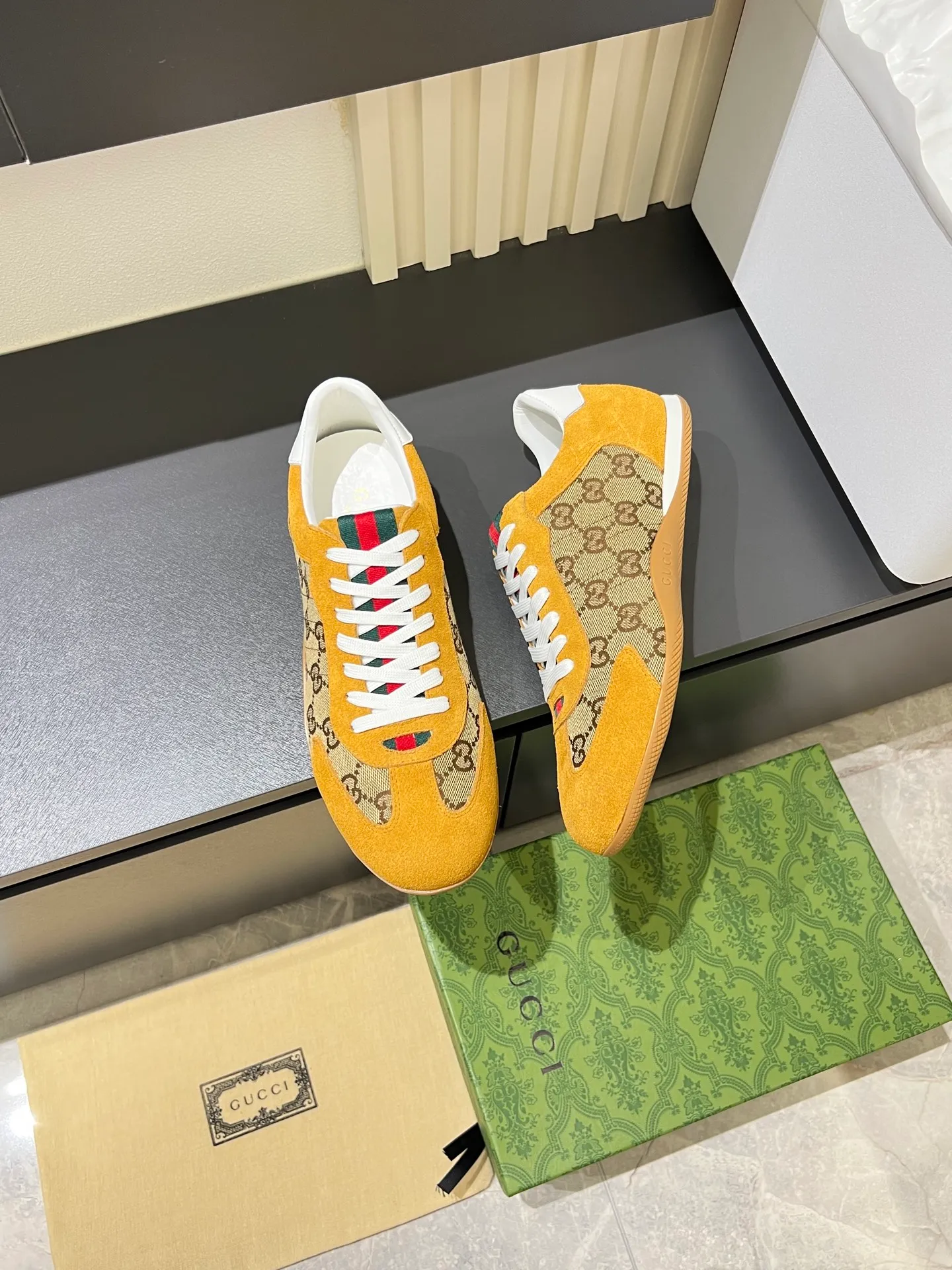 Men's shoes 💰p400 Gucci Shift series sports shoes, featuring lightweight thin sole design, suede + canvas + technical fabric splicing, perfect texture! The tongue and heel have red and green webbing, which is highly recognizable✨. The classic brown + off-white color scheme is retro and modern. The shell-toe shoe shape makes the feet smaller. It is perfect for daily wear or skirts and trousers. The upper fabric + elastic heel is easy to put on and take off, and the wrapping feeling is comfortable. It can be used for commuting and leisure. It has become one of Demna Gvasalia’s hottest items after taking over🔥. size: 38-45!